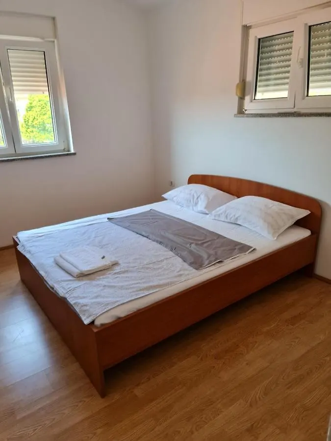 Aldi 5 Apartment Pula
